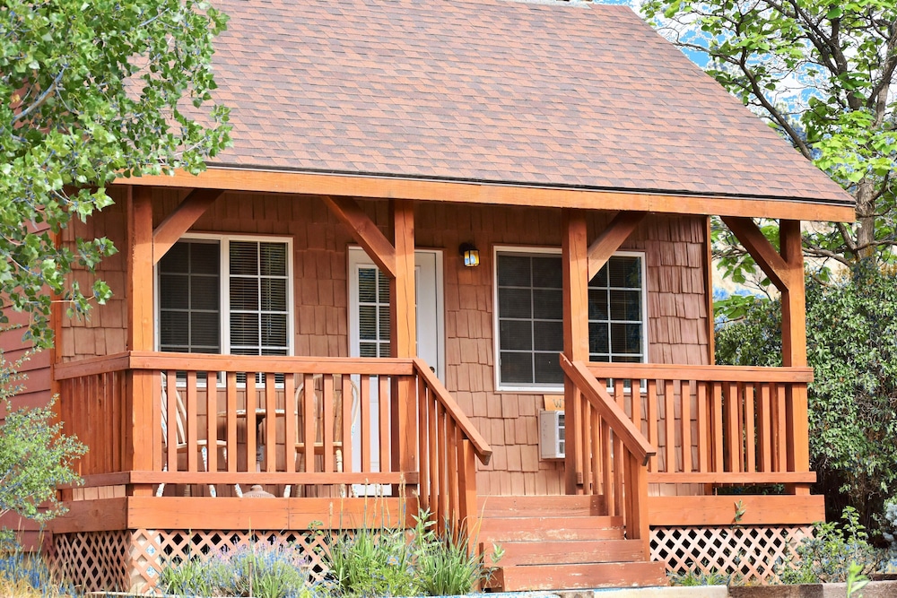 Traditional Cabin (Willow Cabin)
