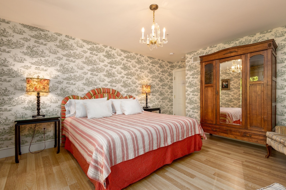 Deluxe Room, 1 King Bed, Ensuite (Pearl Room) photo 3