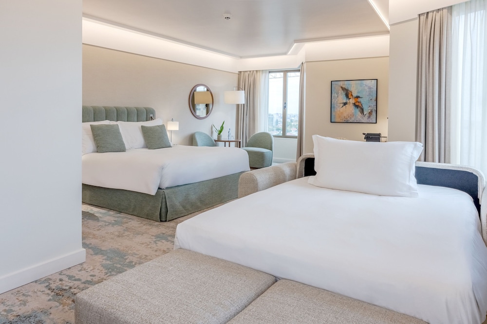 Junior Suite, 1 Queen Bed, Corner (High Floor)