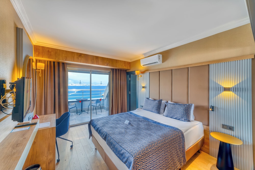 Deluxe Room Sea View - Photo 2