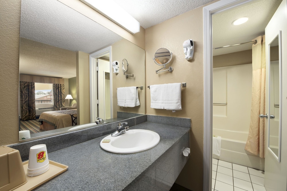 Standard Room, 1 King Bed, Non Smoking (First Floor) - Photo 6