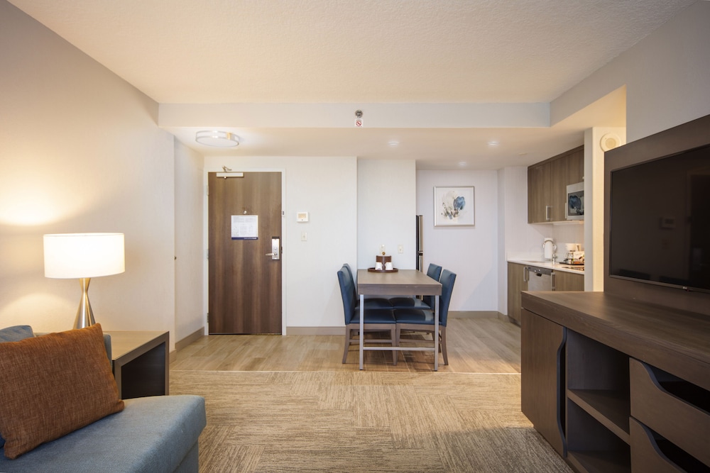 Suite, 1 King Bed, Kitchen - Photo 3