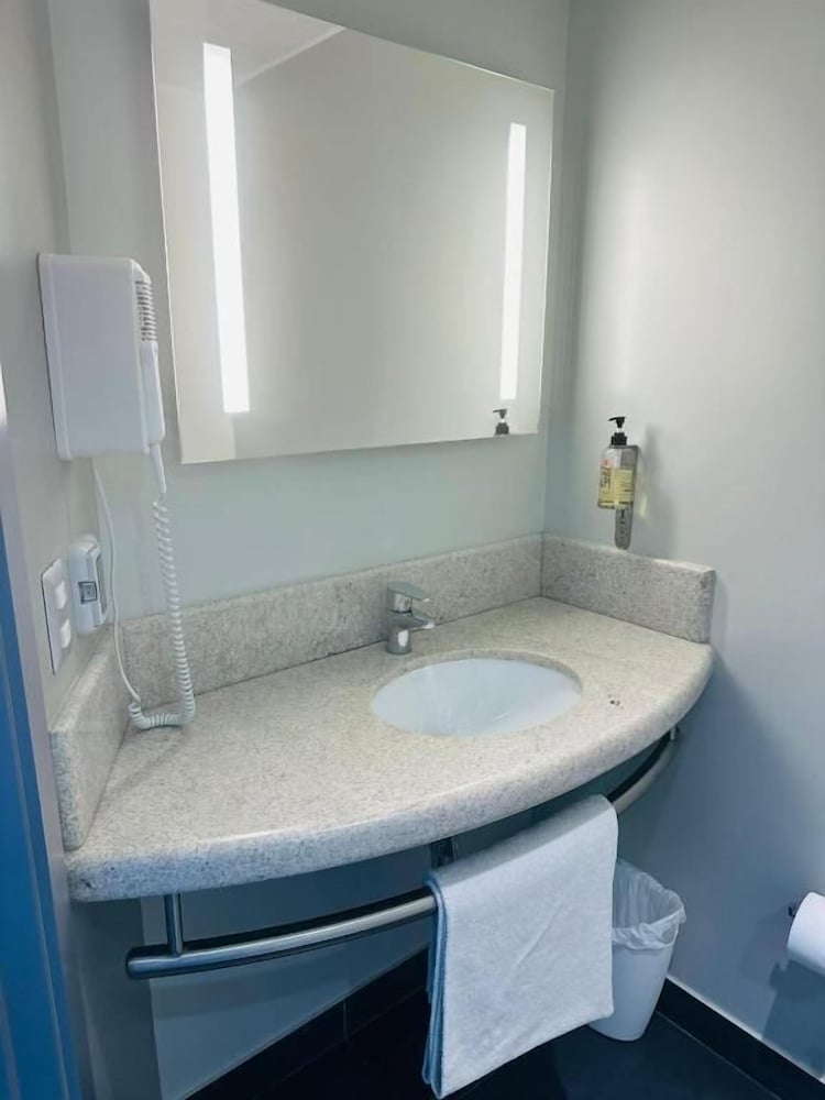 Standard Room, Multiple Beds - Photo 9