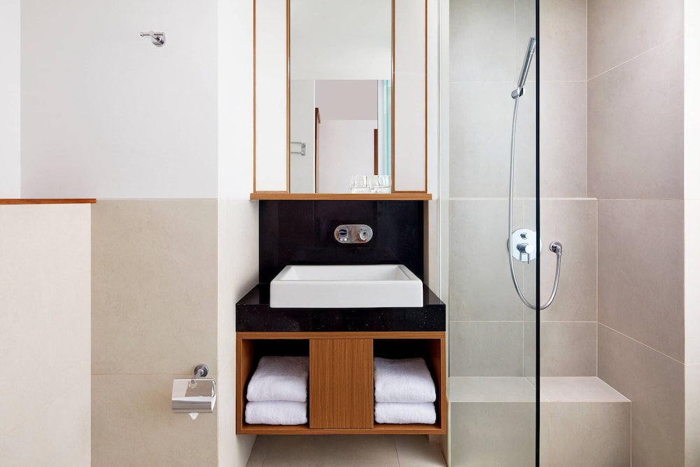Room, 2 Twin Beds, Poolside - Photo 6