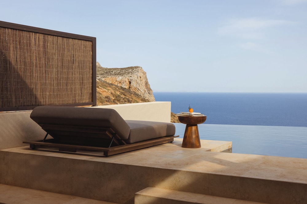 Deluxe Cave Suite with Outdoor Private Pool and Sea View photo 2