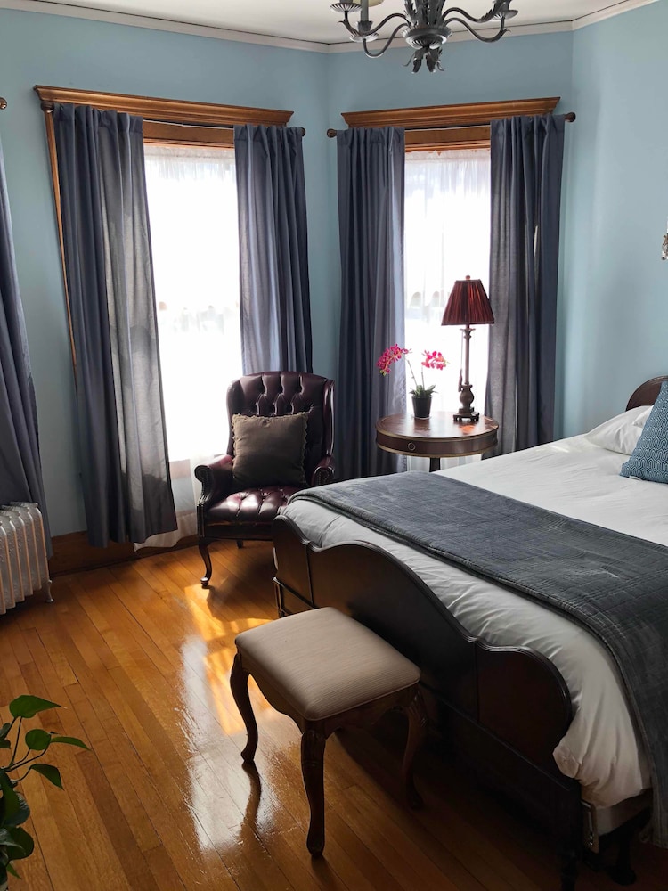 Two Room Suite photo 1