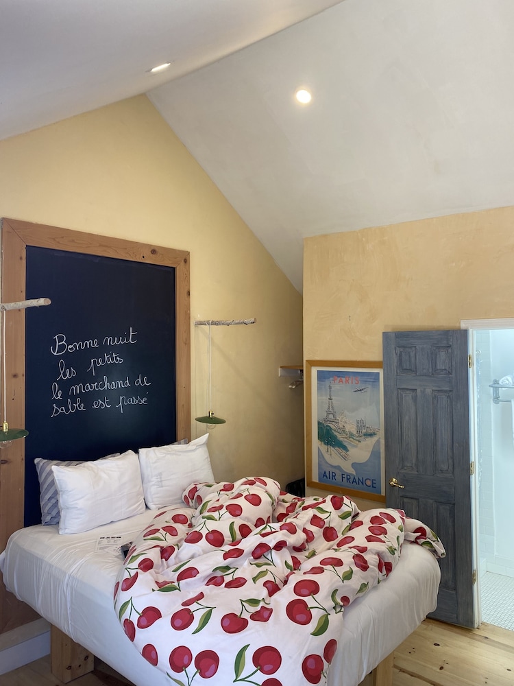 Standard Room, 1 Queen Bed photo 3
