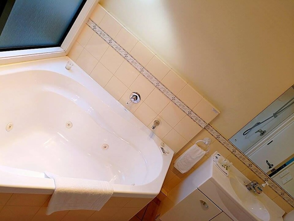Deluxe Suite with Spa Bath photo 2