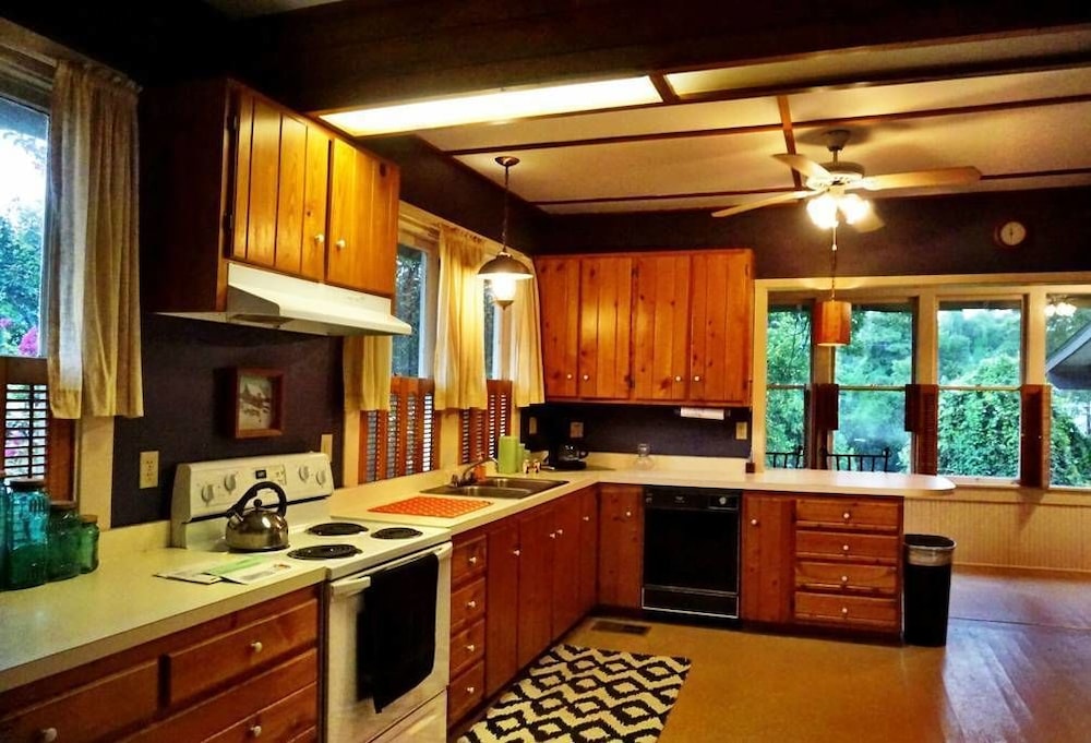 House, Private Bathroom (The Hideaway Natchez) photo 2