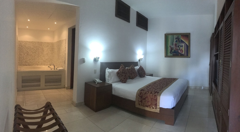 Executive Suite, 1 King Bed, Jetted Tub - Photo 2