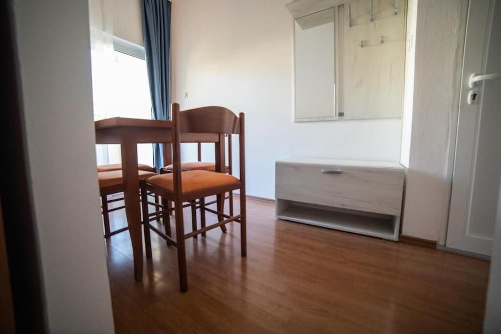 Basic Apartment - Photo 6