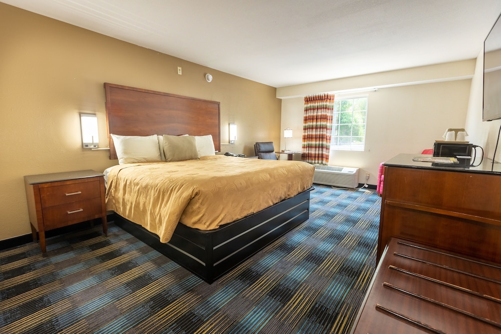 Deluxe Room, 1 King Bed, Non Smoking (accessible) photo 3