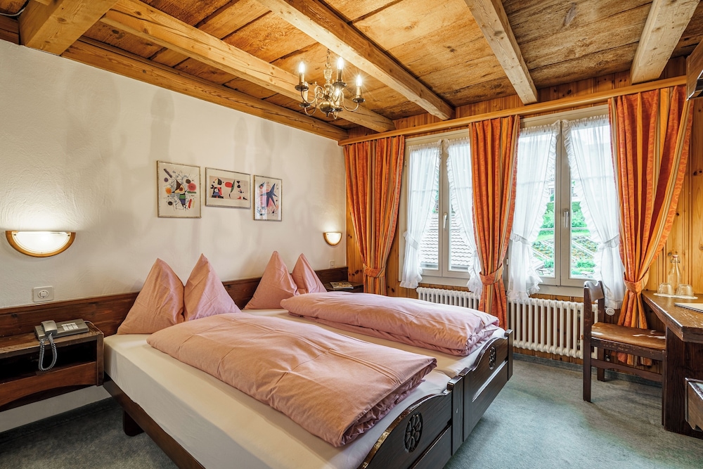 Standard Twin Room (Stammhaus /Chalet Enzian) photo 2