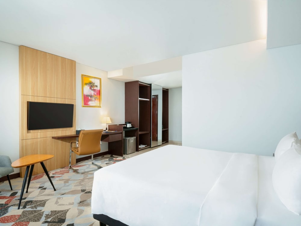 Deluxe Room, 1 Queen Bed, Balcony, Sea View photo 2