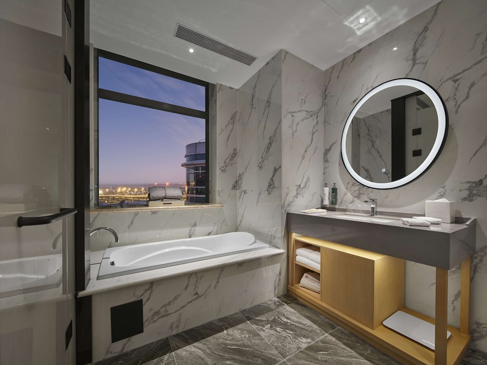 Deluxe Suite, 1 King Bed - Photo 6