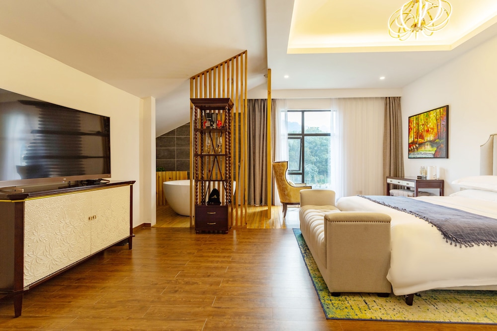 Luxury Studio Suite, 1 King Bed, Bathtub, River View photo 1