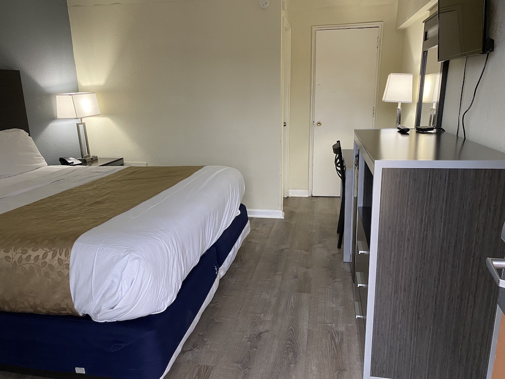 Standard Room, 1 King Bed, Non Smoking - Photo 7