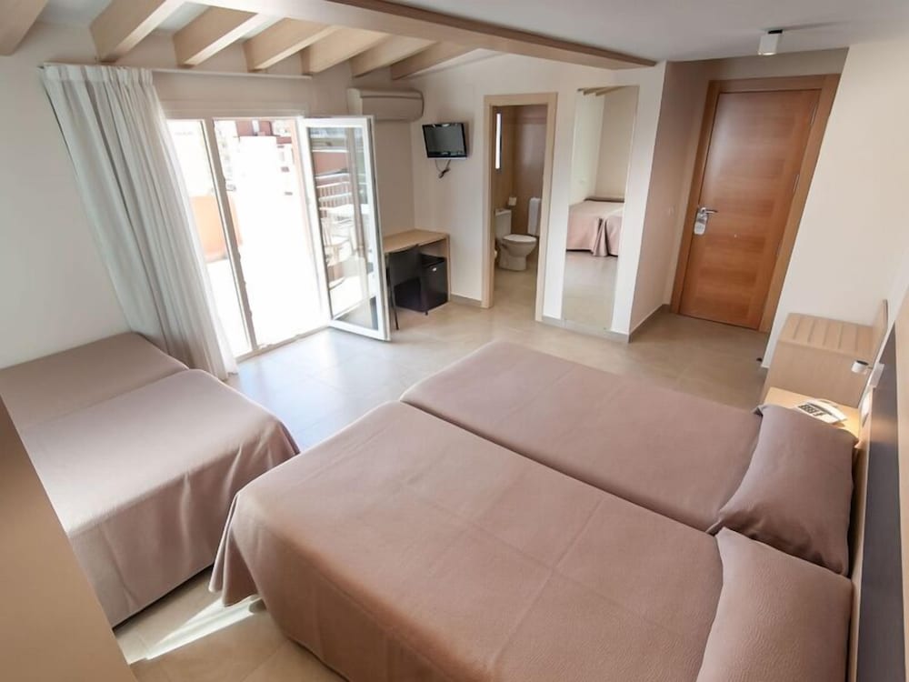 Quadruple Room - Photo 5