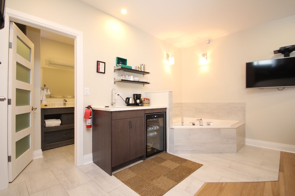 King Suite 6 with soaker tub photo 3