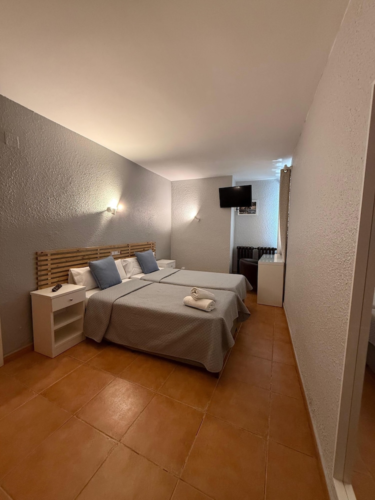 Basic Double Room, 2 Twin Beds