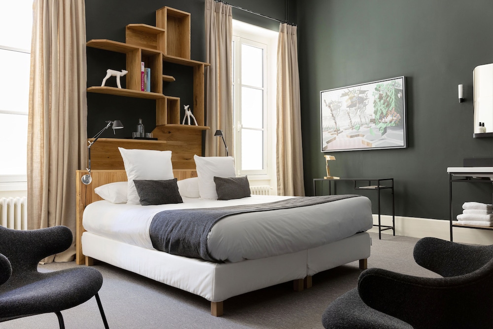 Standard Room, 1 King Bed, Garden View photo 2
