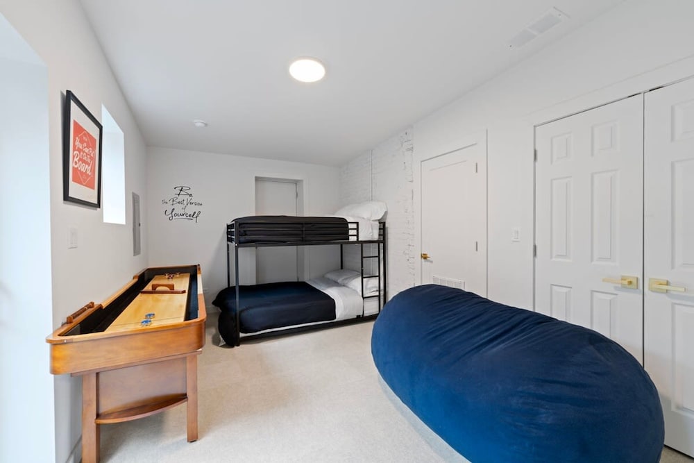 Chic 4-bedroom Haven Designer s Dream Home, Photo 32