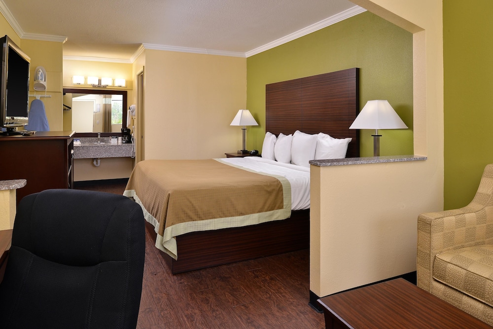 Suite, 1 King Bed, Non Smoking photo 3