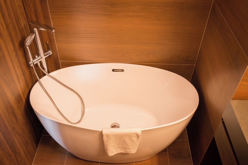 Suite - 1 Queen Bed - Photo 2