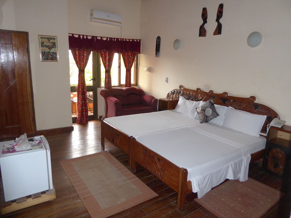 Twin Room (Bob Marley - Private bathroom) photo 2