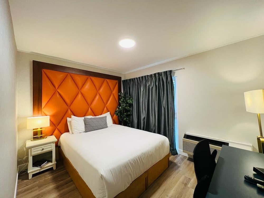 Signature Room, 1 Queen Bed, Kitchenette, Mountain View photo 1