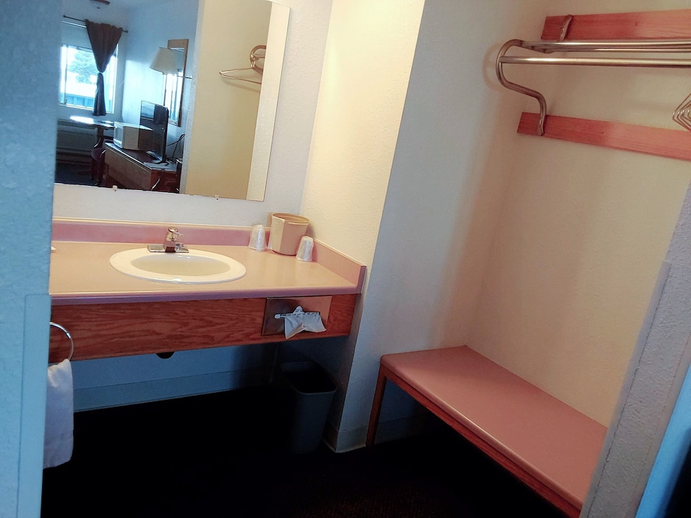Standard Room, 2 Queen Beds, Non Smoking, No Pets photo 2