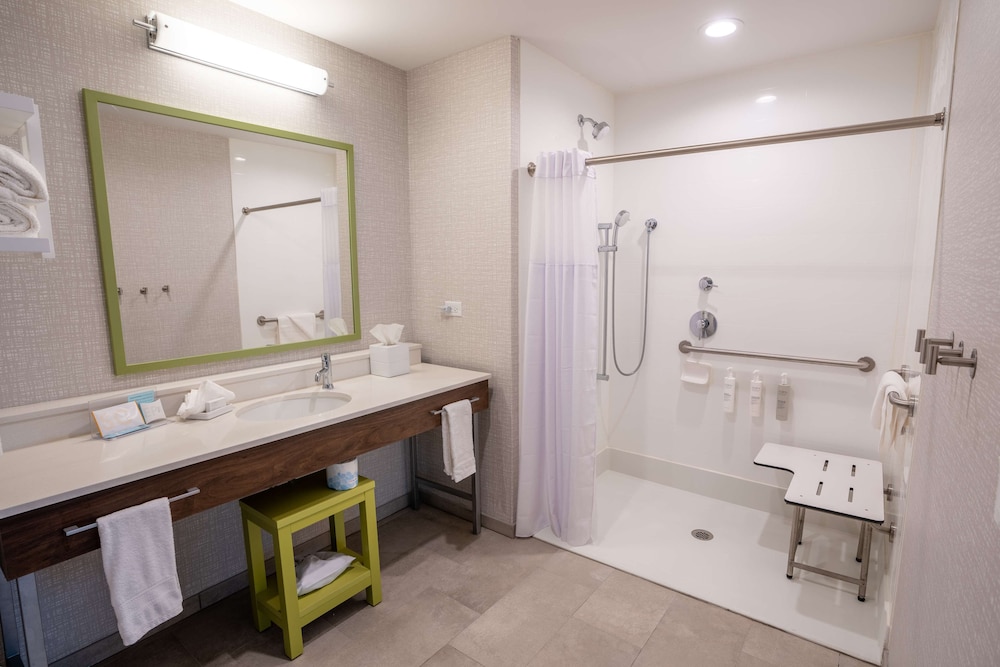Studio, 1 King Bed, Accessible (3x3 Shower) - Photo 4