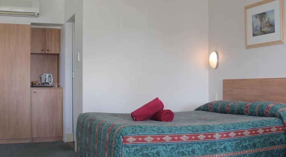 Queen Room photo 2