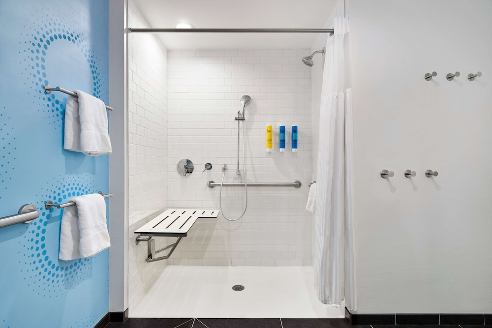 Room, 2 Queen Beds, Accessible (Roll-in Shower, Hearing) photo 2