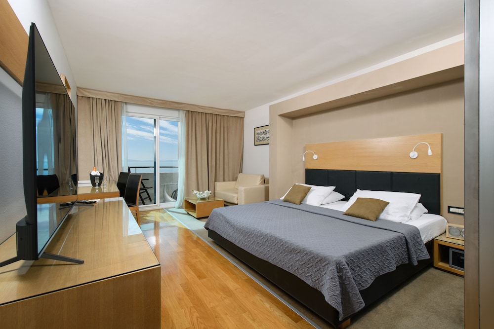 Deluxe Triple Room, Balcony, Sea View - Photo 1