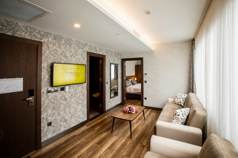 Family Suite, 1 Queen Bed with Sofa bed photo 2