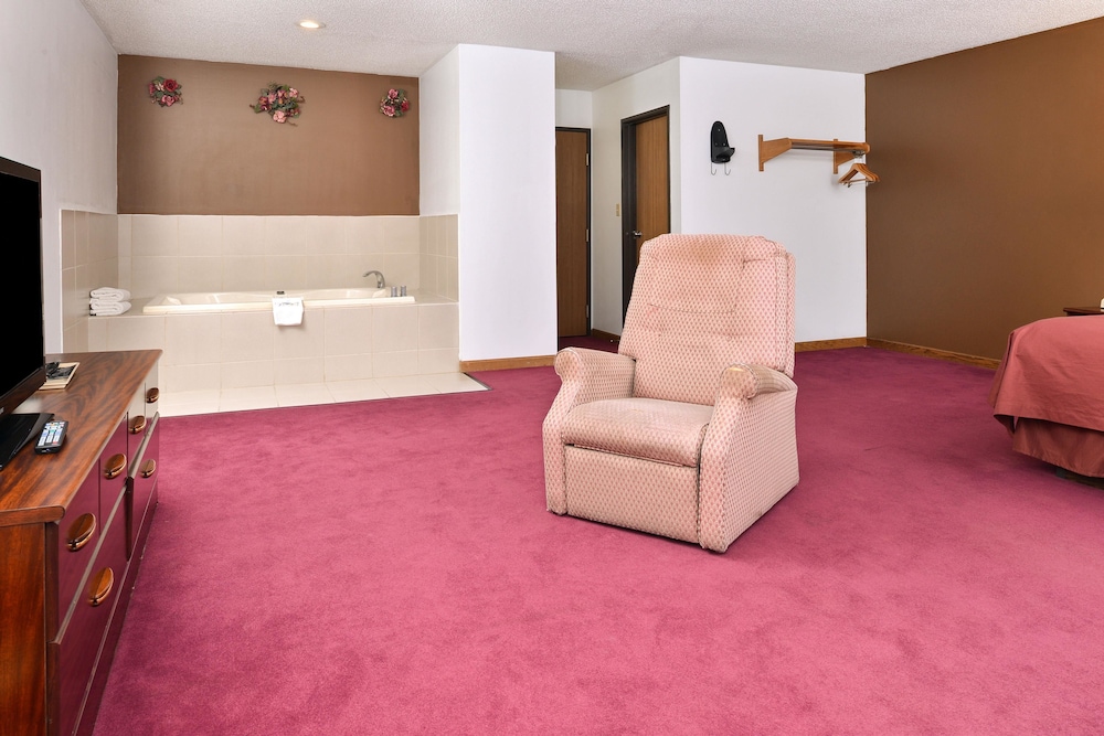 Suite, 1 King Bed, Smoking, Jetted Tub photo 2