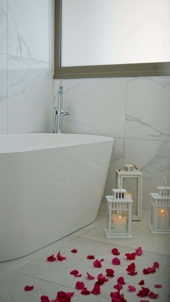 Junior Suite, Hot Tub - Photo 13