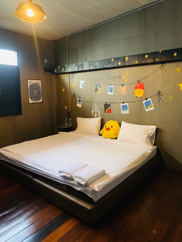 Classic Room, 1 King Bed photo 2