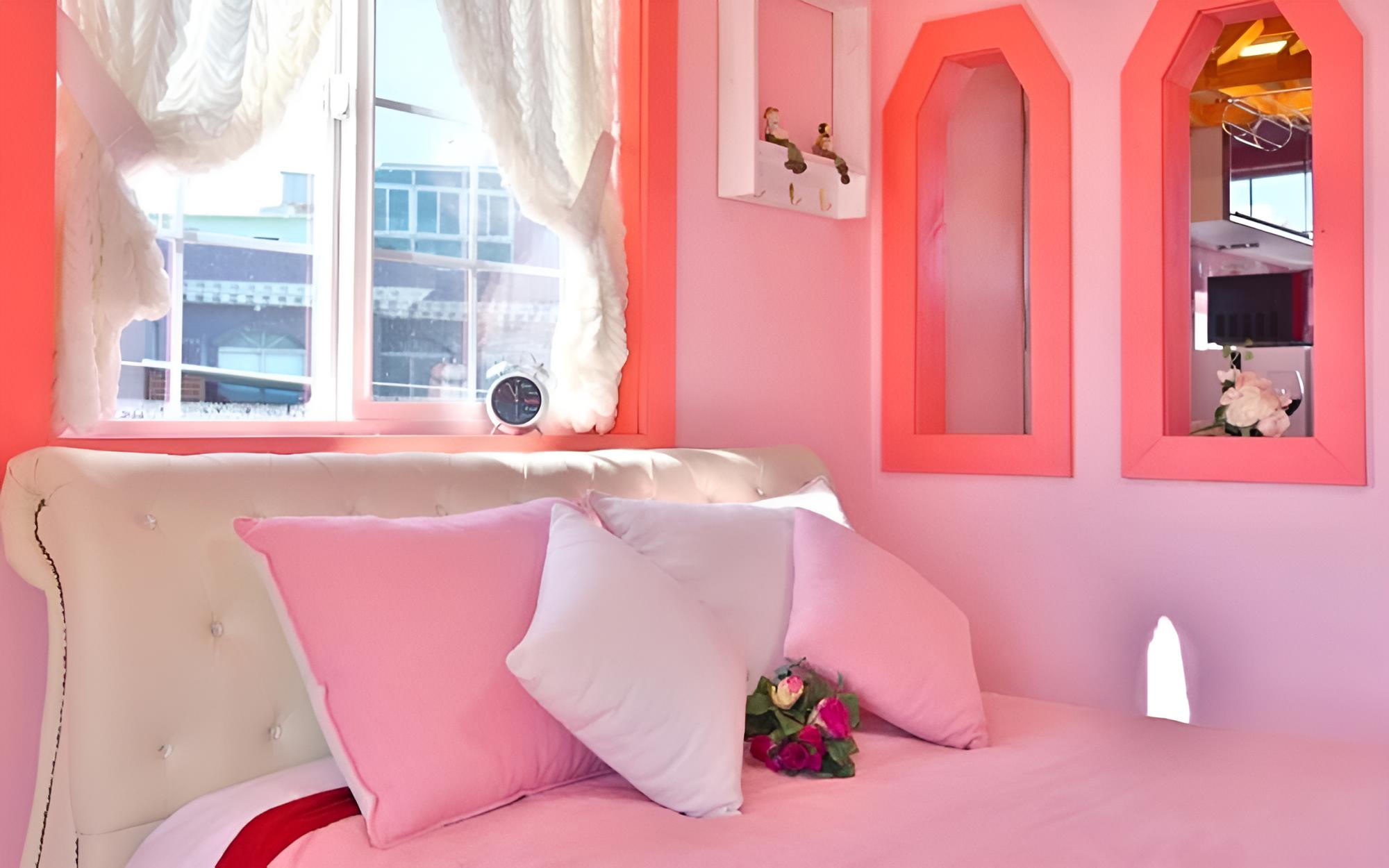 Room (Pink heart)