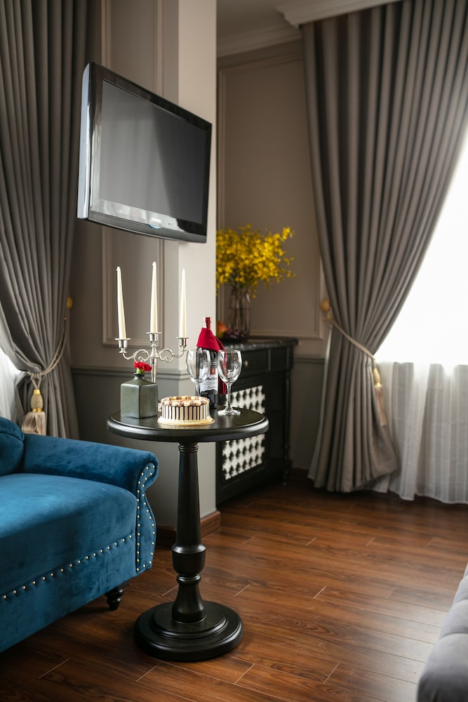 Imperial Suite Room with Old Quarter View, photo 6