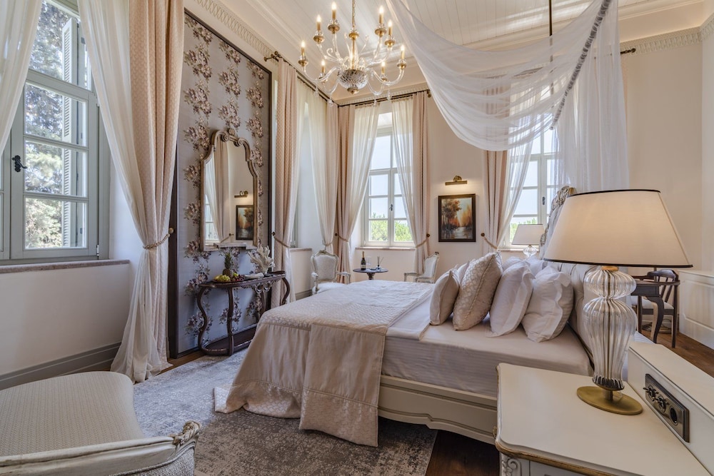 Premium Suite, 1 Queen Bed, Jetted Tub, Sea View photo 2