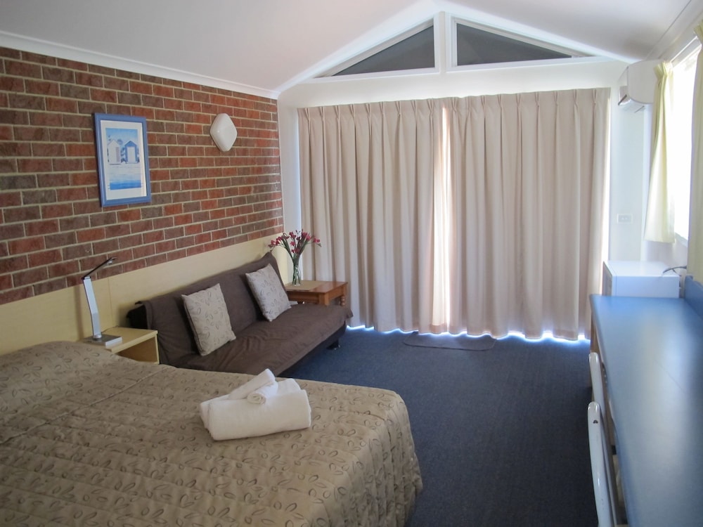 Deluxe Room, 1 Queen Bed with Sofa bed, Non Smoking, Balcony photo 1