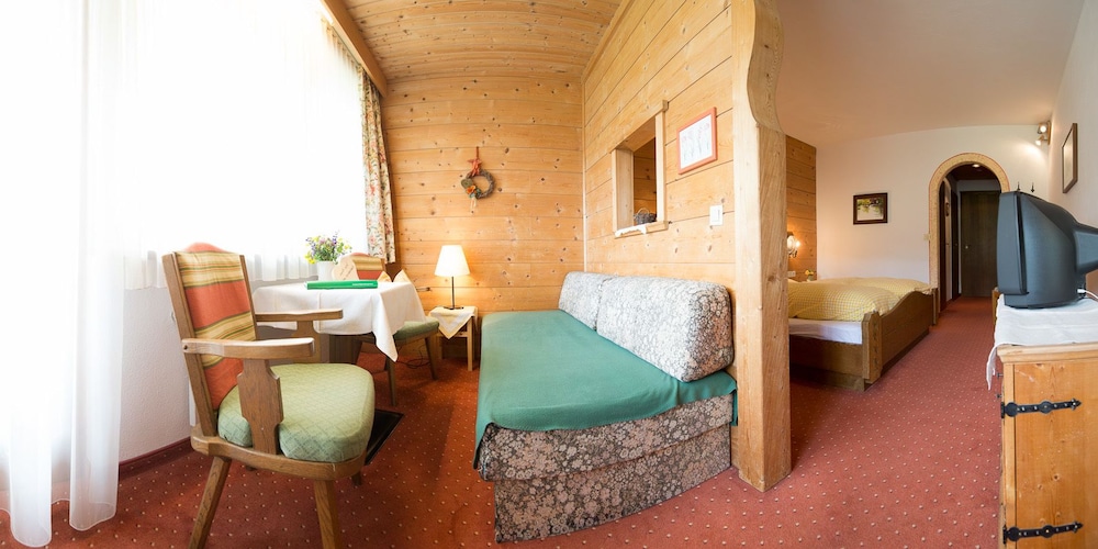 Traditional Double Room, 1 King Bed with Sofa bed, Non Smoking, Mountain View photo 3