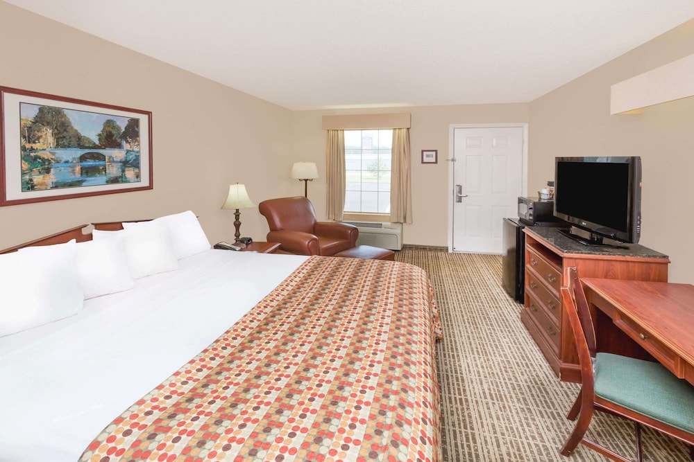 Standard Room, 1 King Bed, Non Smoking - Photo 4