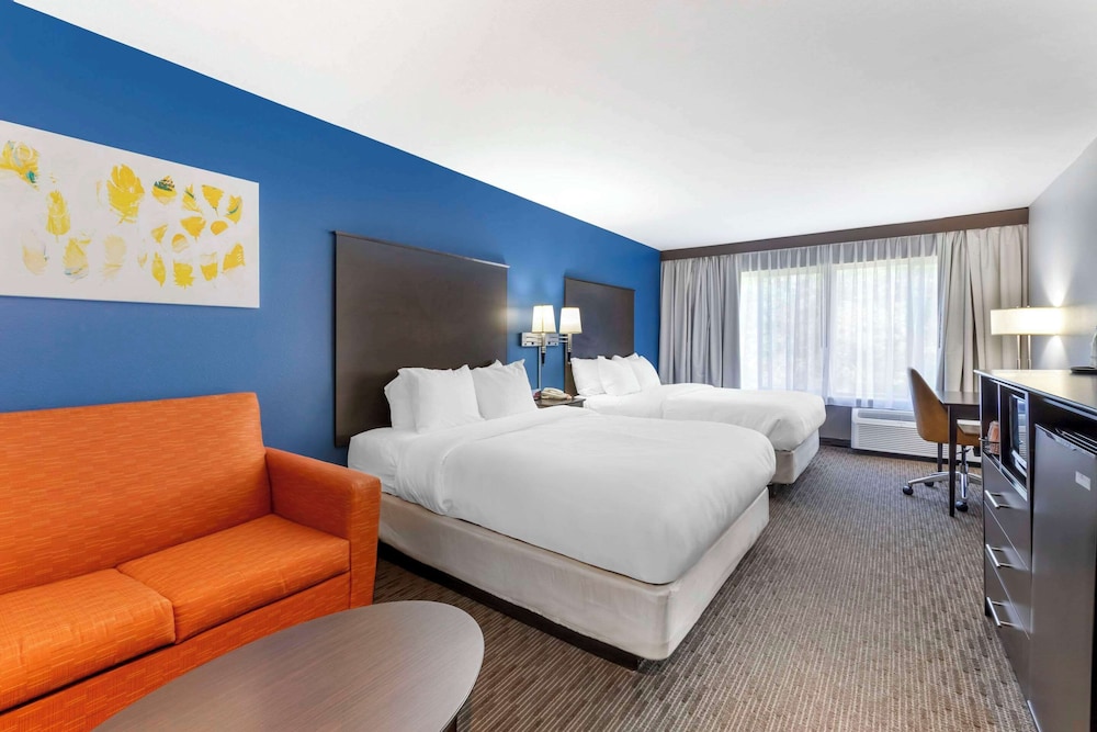 Suite, Multiple Beds, Non Smoking photo 2