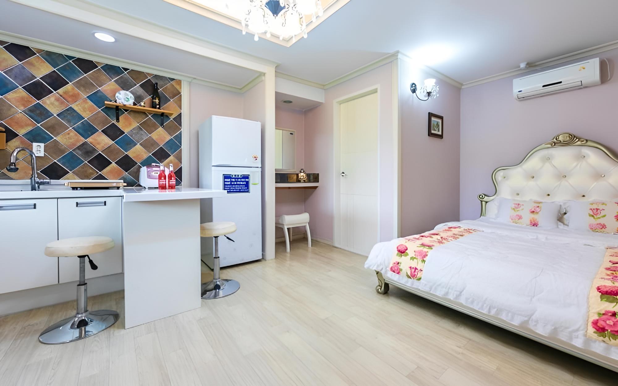 Room (Path) photo 1