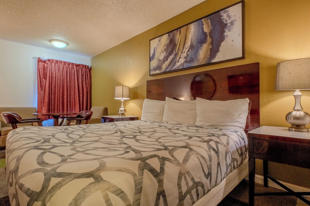Standard Room, 1 King Bed, Courtyard View