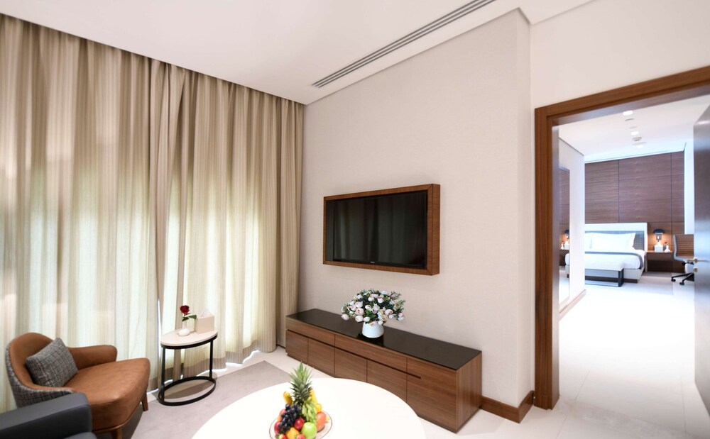 Executive Suite, 1 King Bed - Photo 6