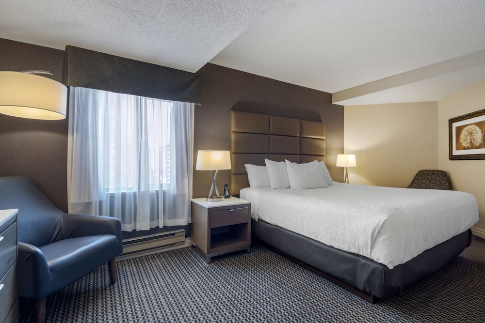 Suite, 1 King Bed, Non Smoking, Balcony (with Sofabed) - Photo 6